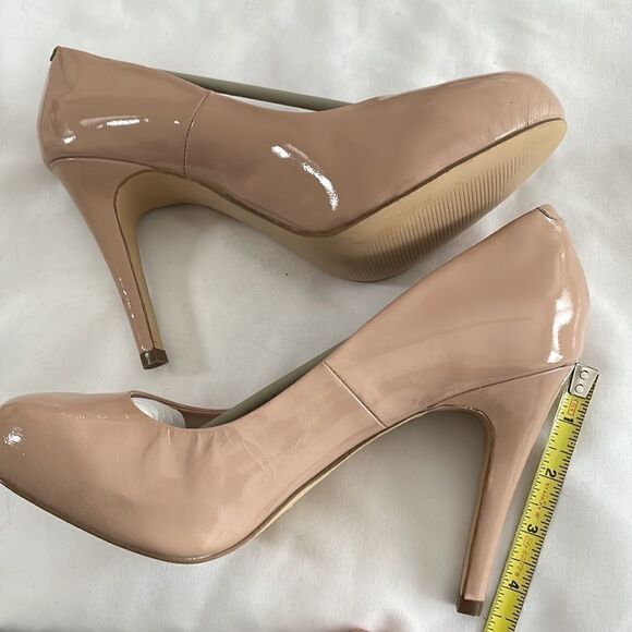 STEVE MADDEN TAN PATENT LEATHER PUMPS.  NEW - Picture 5 of 8
